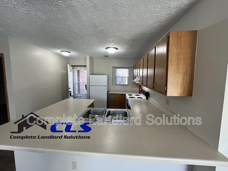 563 Farrington St — Photo 4