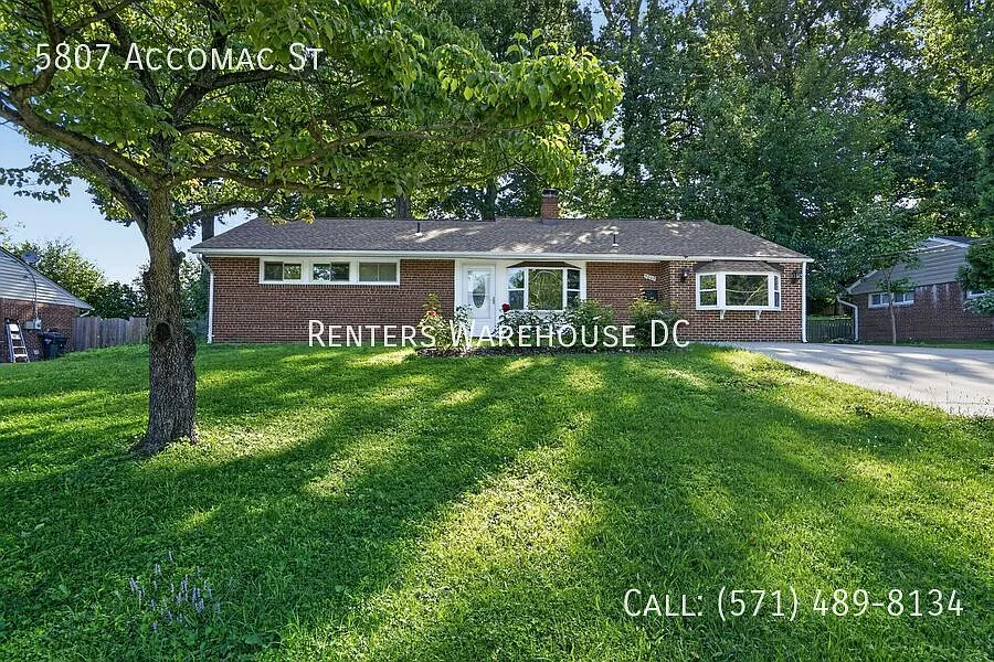 Spacious 5BR Single-Family Home in Springfield with Fenced Yard and Flexible Living Space — Photo 1