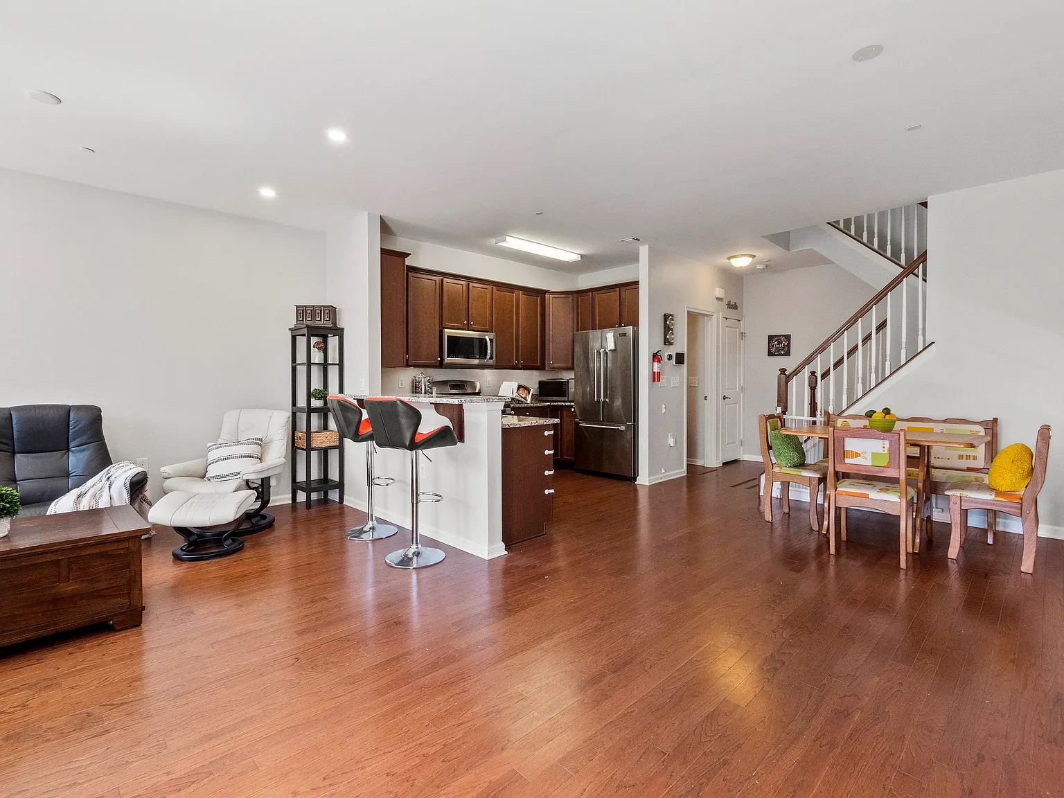 3 bed, 2.5 bath, 1914 sqft, $3,450 — Photo 3