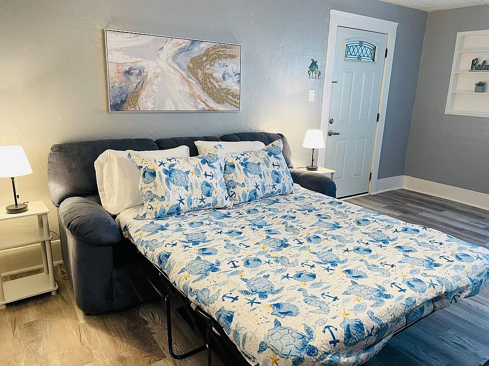 Living room queen size pull out couch