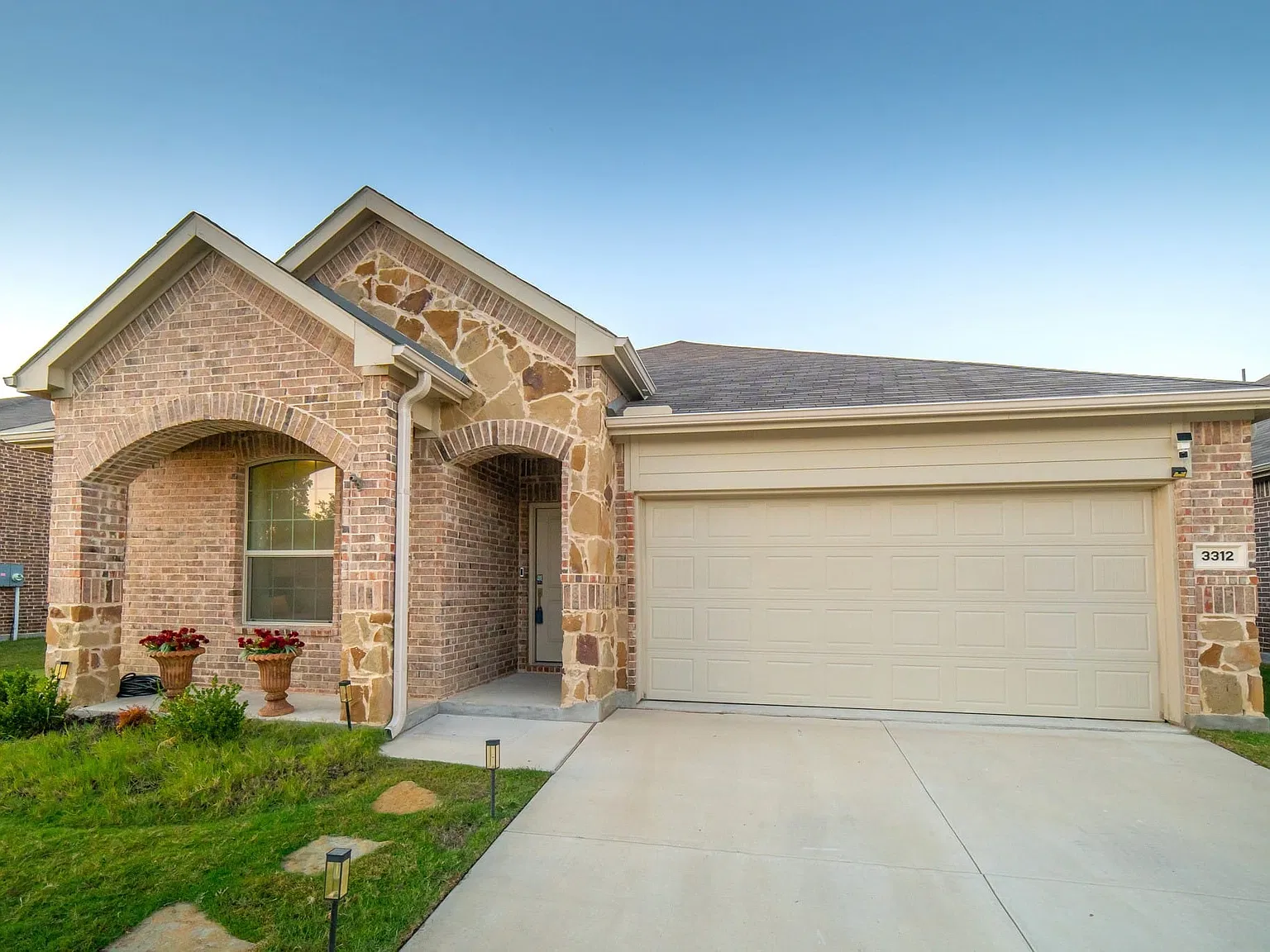 4 bed, 2.0 bath, 1987 sqft, $2,500 — Photo 3