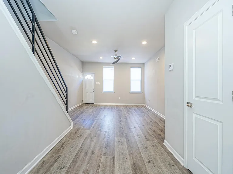 1910 Pierce St — Photo 3