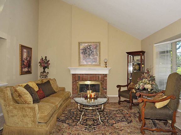 8771ekettlecircleMLSHID618888ROOMlivingroom