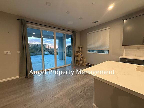 3rd image of 433 Fuchsia Ct