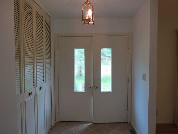 3rd image of 1316 Hampshire Dr