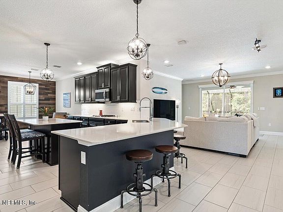 2nd image of 472 GLORIETA Drive