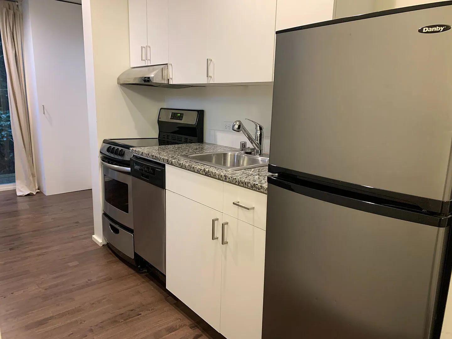 Modern studio with in-unit laundry, perfect Capitol Hill location! — Photo 4
