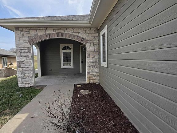 3rd image of 404 Michaels Ct