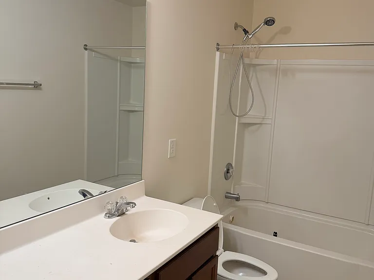 Upstairs Common Bathroom