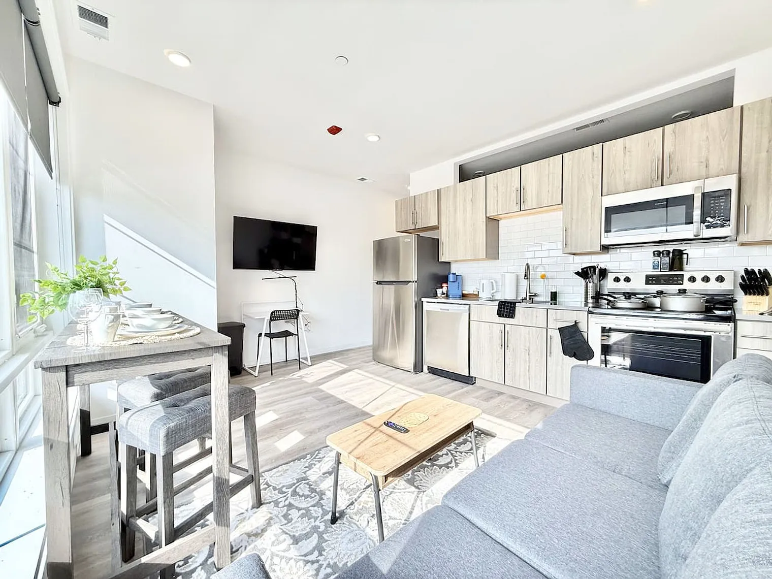1 bed, 1.0 bath, 6027 sqft, $7,354 — Photo 2