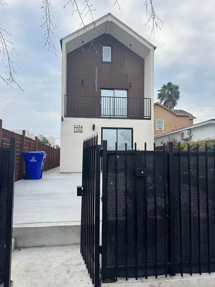 2 bed, 700 sqft, $2,600 — Photo 2