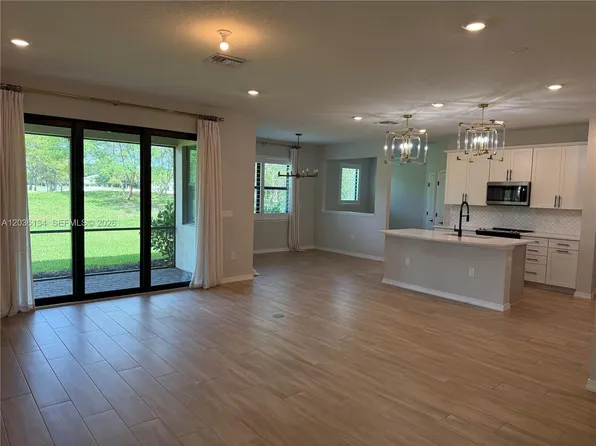 8112 NW 78th St, Tamarac, FL