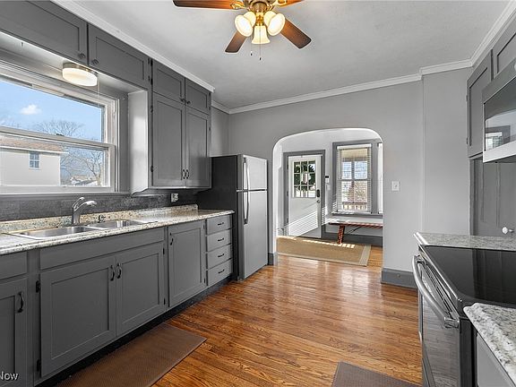 5th image of 366 Lisbon St