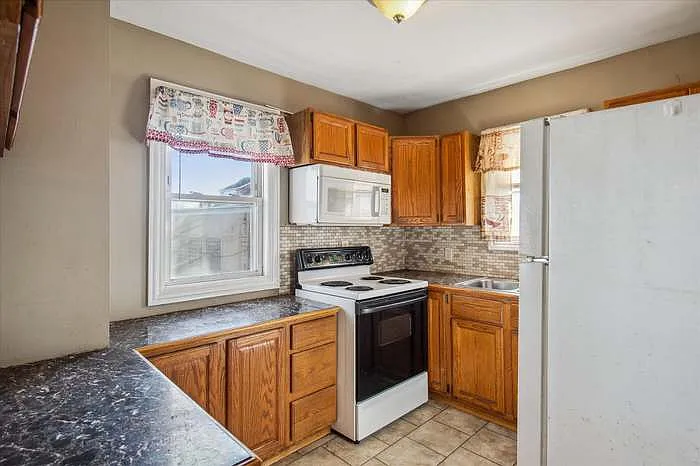 1661 Grant Ave — Photo 9