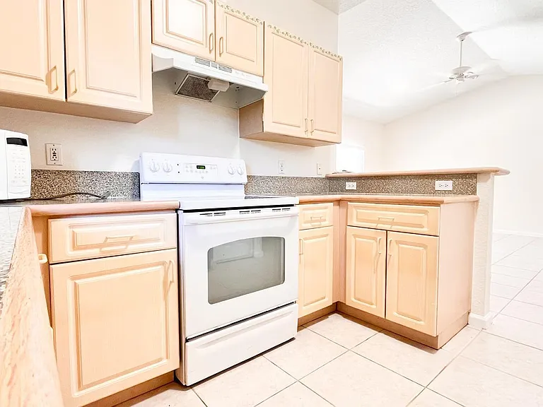1440 Hawthorne Pl — Photo 6
