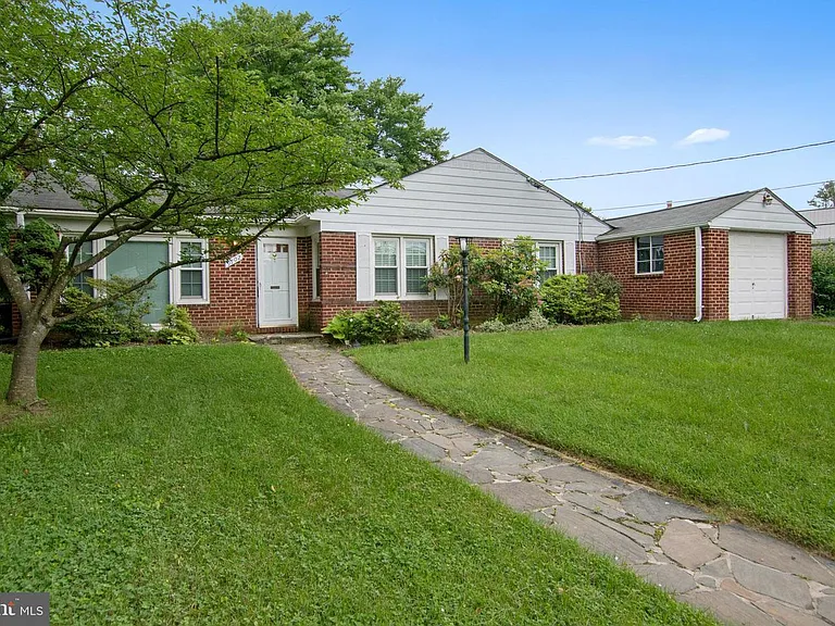 9702 Bellevue Dr — Photo 2
