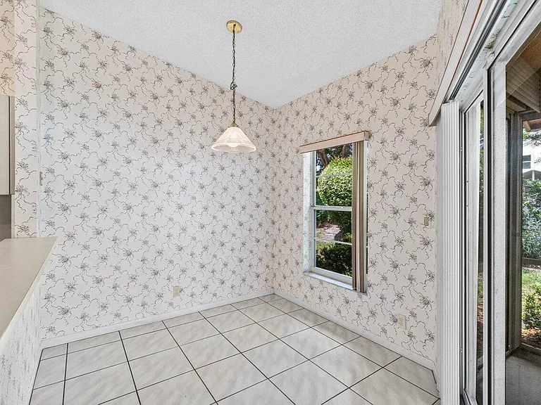 10001 Country Brook Rd — Photo 10