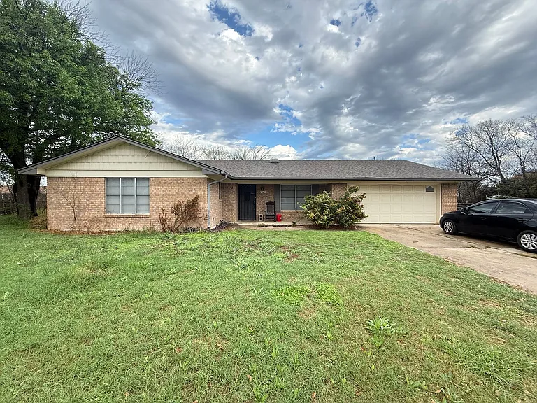 2301 Zinnia Ct — Photo 1