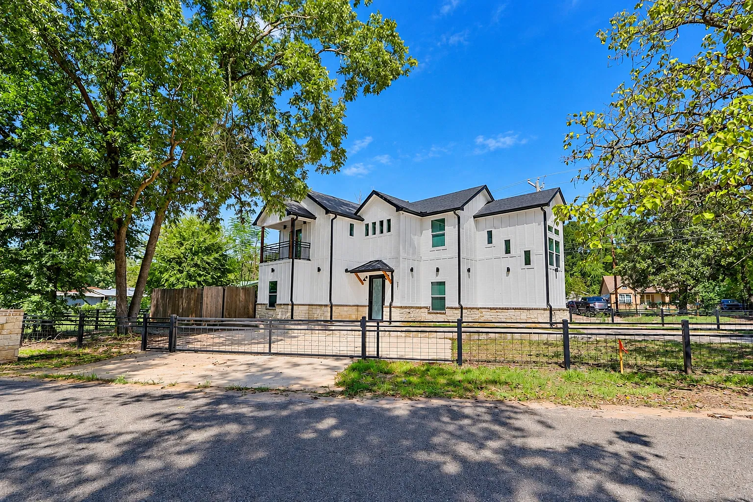 4 bed, $2,050 — Photo 2