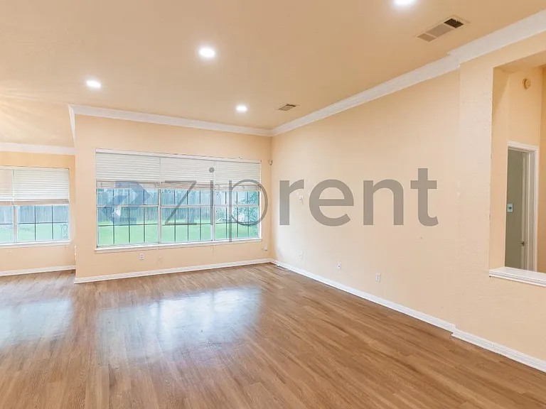 1215 Timber Bend Dr — Photo 4