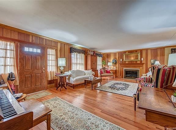 2nd image of 2650 Armstrong Cir