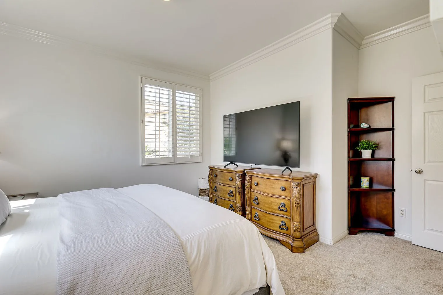 2 bed, 3.0 bath, 1367 sqft, $5,709 — Photo 4
