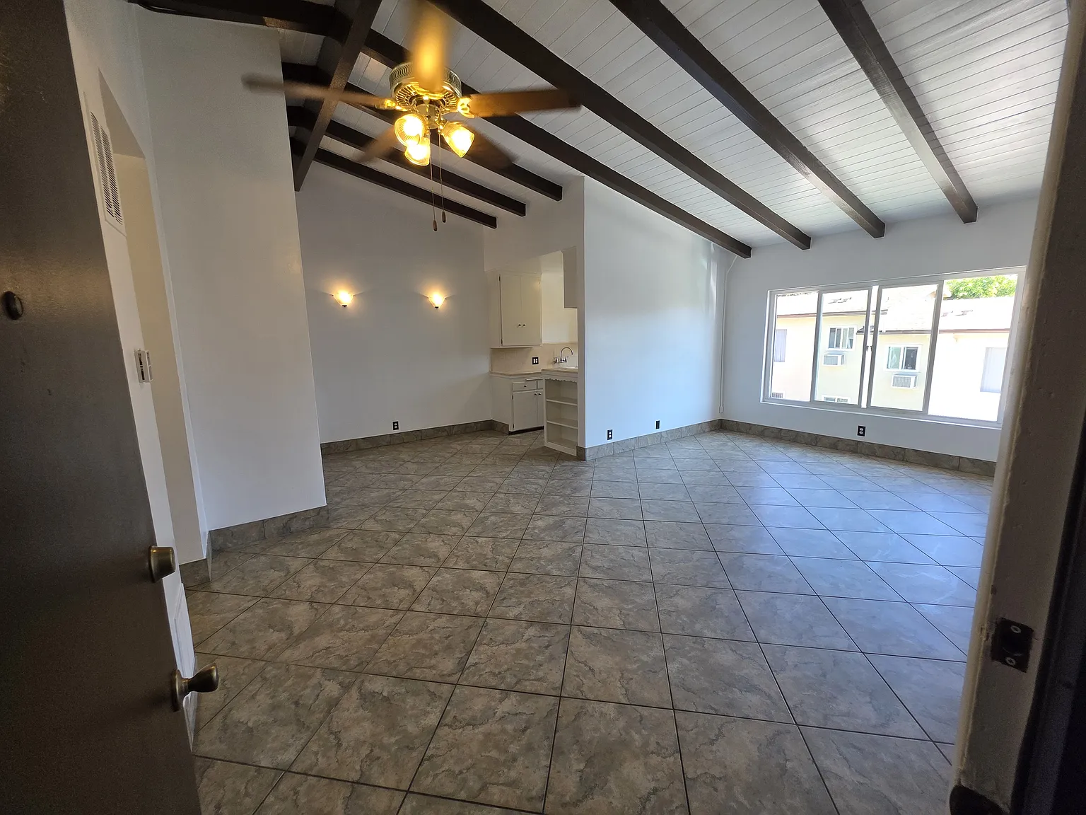 1 bed, 700 sqft, $2,100 — Photo 2