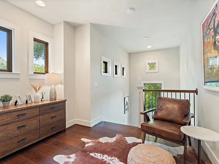 1002 Meriden Ln — Photo 28