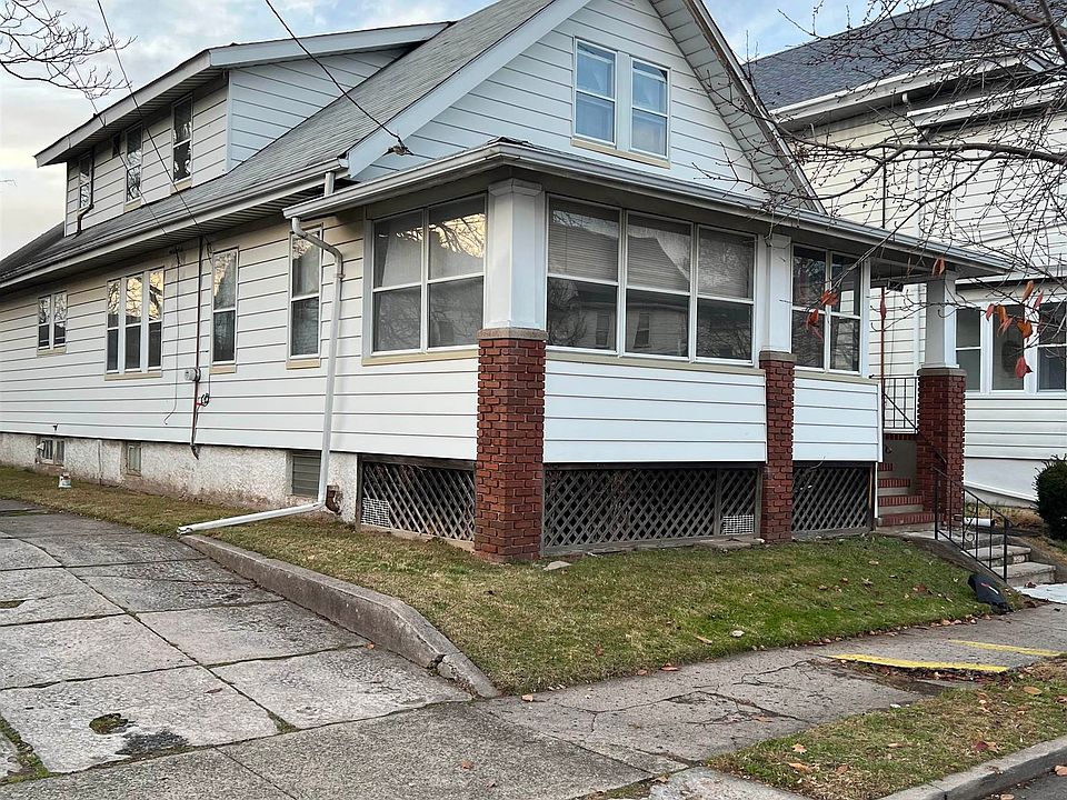 2nd image of 1050-1052 E 24th St
