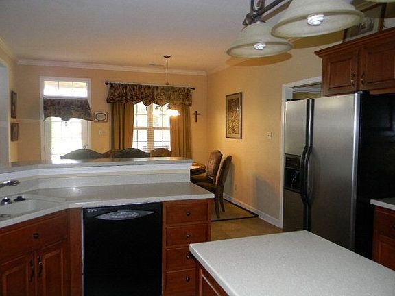 2nd image of 410 Charleston Cv