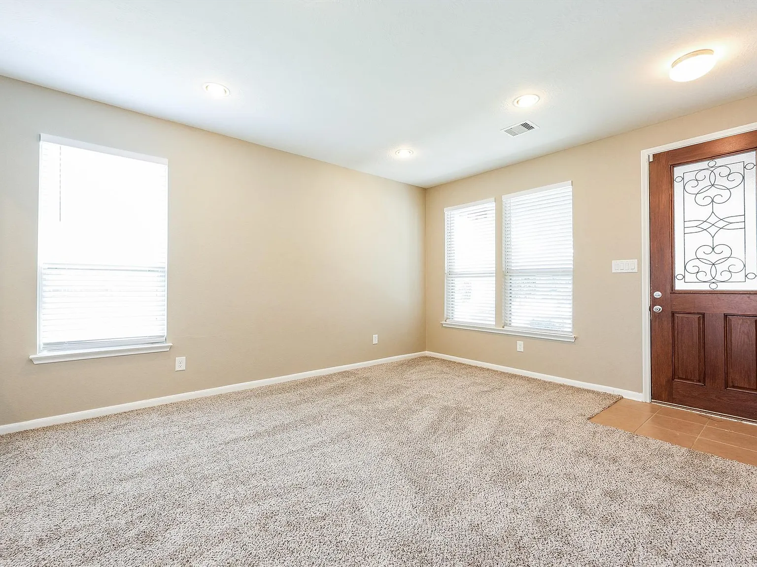 4 bed, 2.5 bath, 2850 sqft, $2,850 — Photo 4