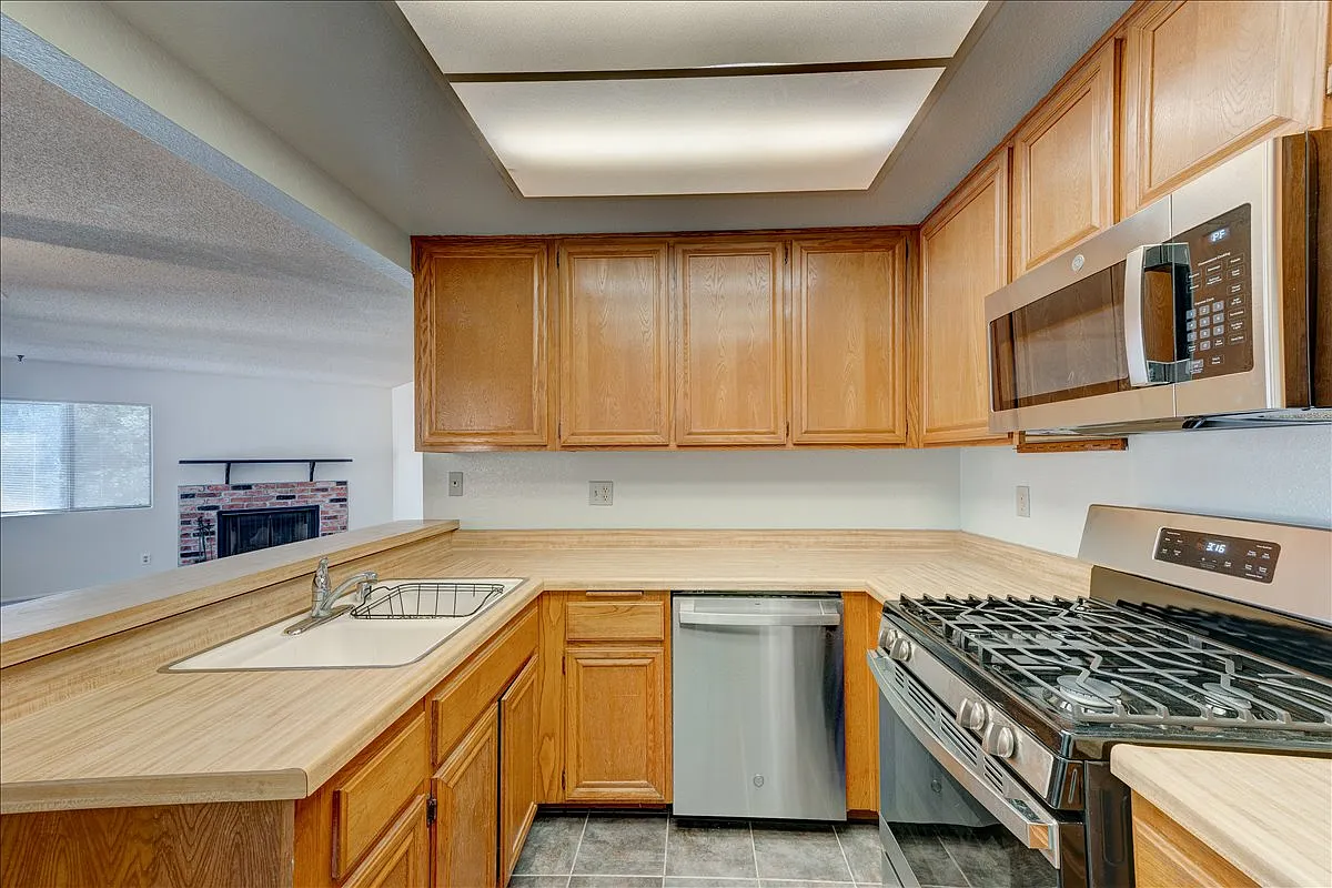 2 bed, 916 sqft, $2,700 — Photo 1