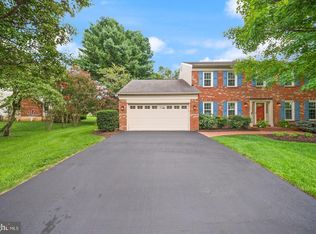 2711 Mustang Dr, Herndon, VA 20171