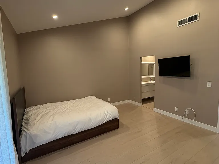 5720 Owensmouth Ave #127 — Photo 12