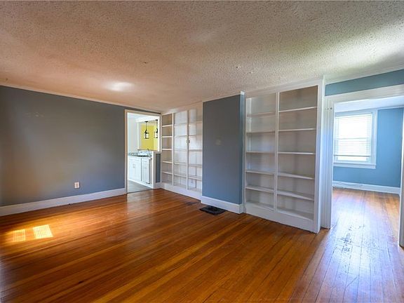 4th image of 194 Waterman Ave