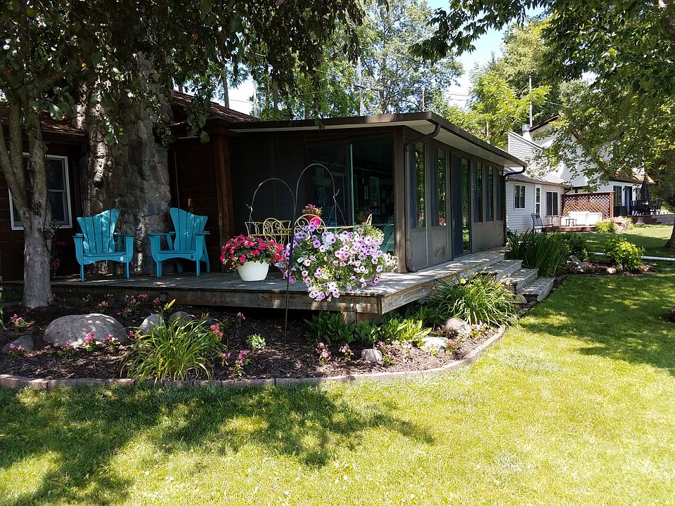 Cozy lakefront home. 