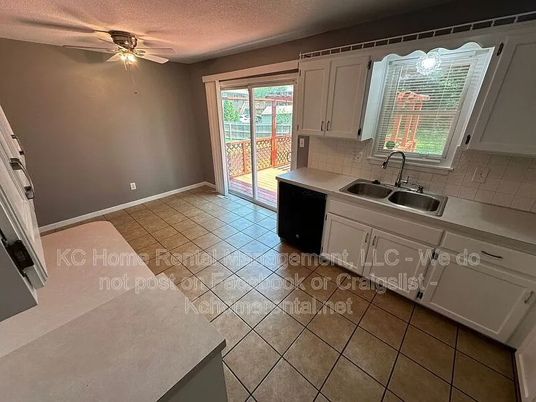 424 NE Lakeview Dr — Photo 11