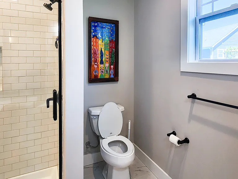 Primary bedroom's ensuite bathroom