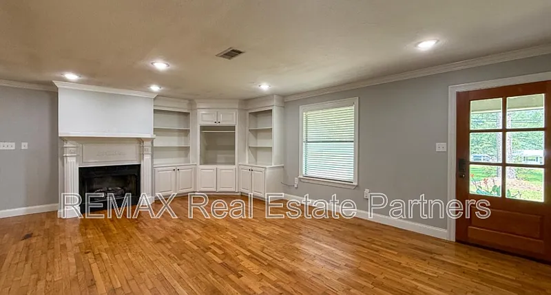 3 bed, 2.0 bath, 1600 sqft, $1,850 — Photo 4