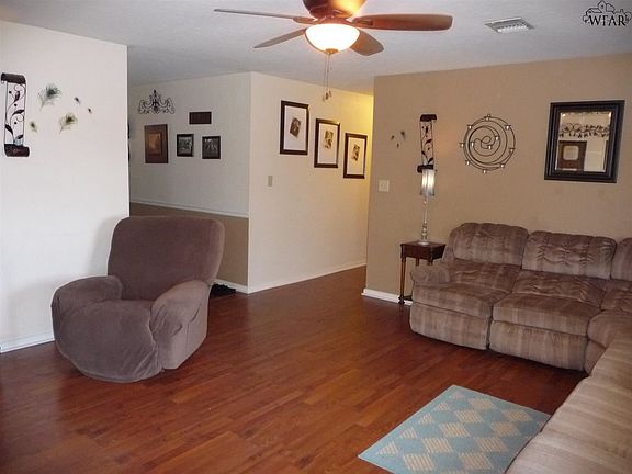 3rd image of 703 E Texas Ave