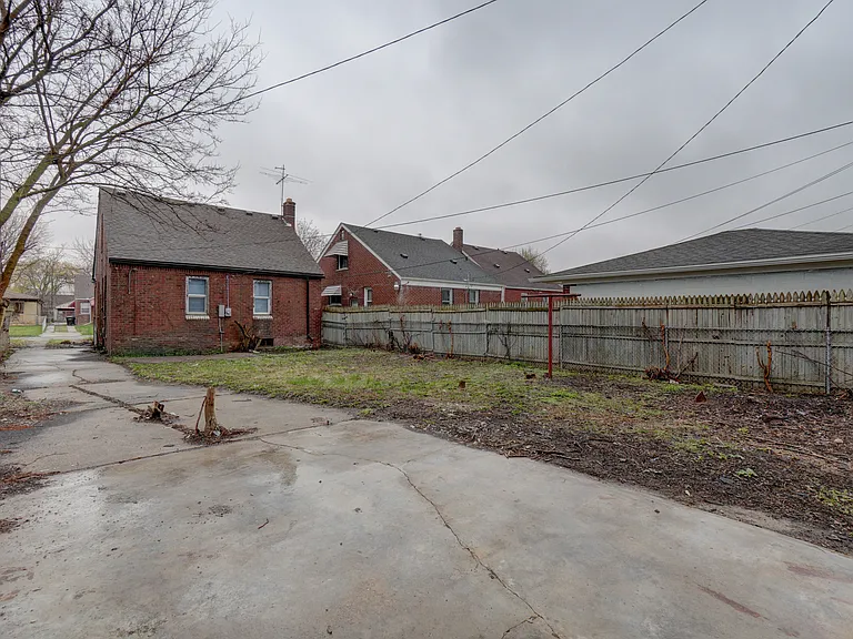 17388 Teppert St — Photo 2