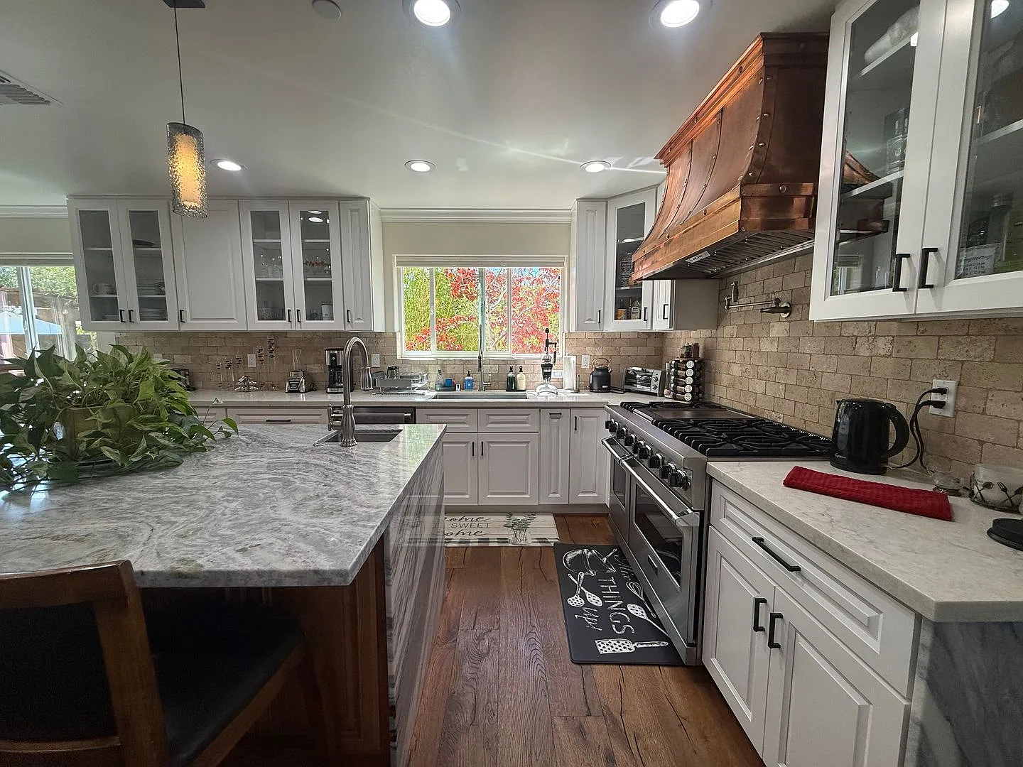 Luxurious 4 bdrm 3.5 bath home w/chef's kitchen, Santa Cruz gardens — Photo 2