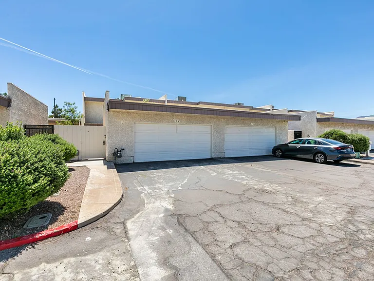 784 Anne Ln — Photo 2