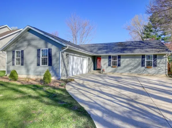 504 N Lake Of The Woods Rd, Mahomet, IL 61853