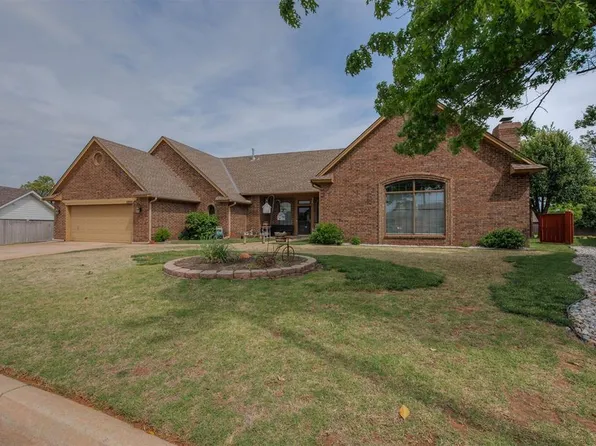 5905 N Waterwood Ct, Warr Acres, OK 73132