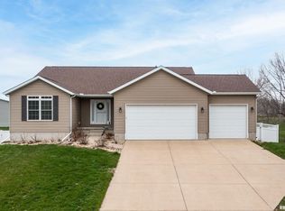 5624 Buckhorn Ln, Davenport, IA 52802