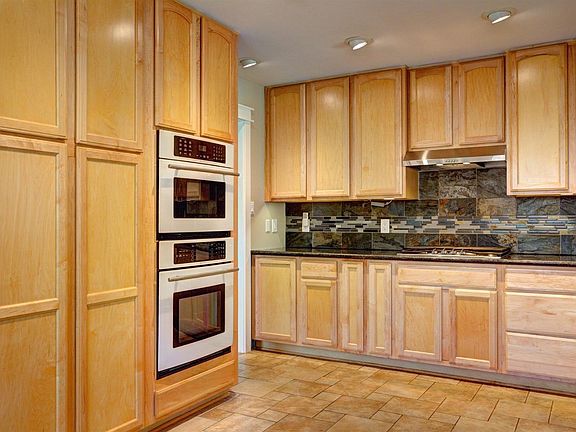 5th image of 1153 Bucknam Ave