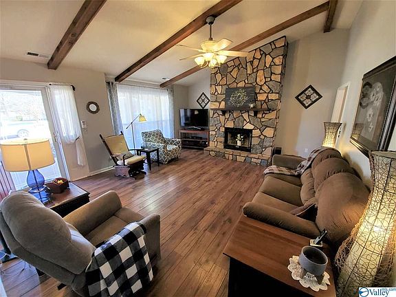 3rd image of 102 Pickering Cir