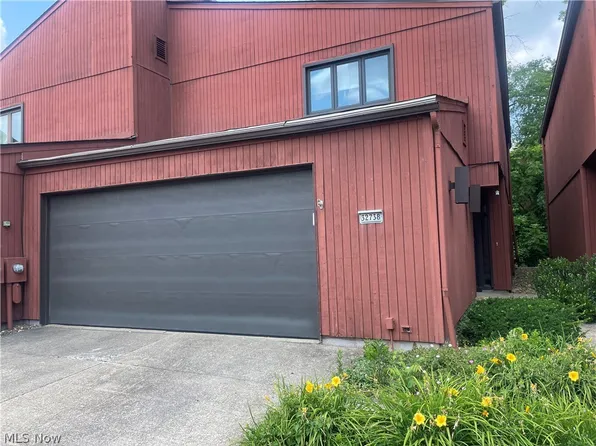 32738 Willowbrook Ln, North Ridgeville, OH 44039