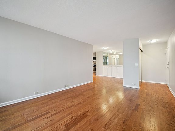 3rd image of 2740 N Pine Grove Ave APT 6B
